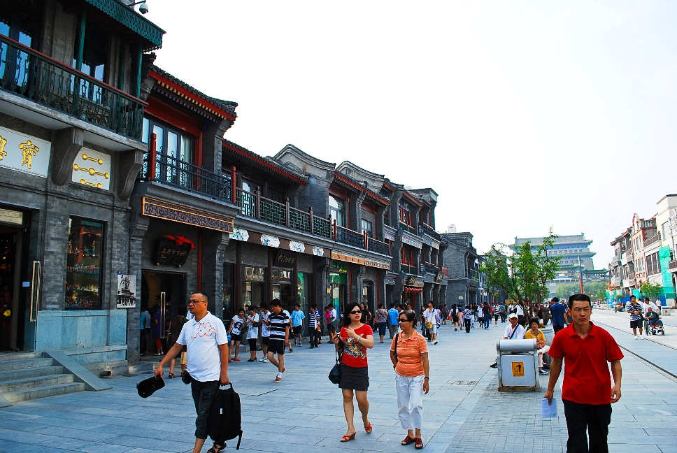 Calle Quianmen, al fondo la torre de la flecha